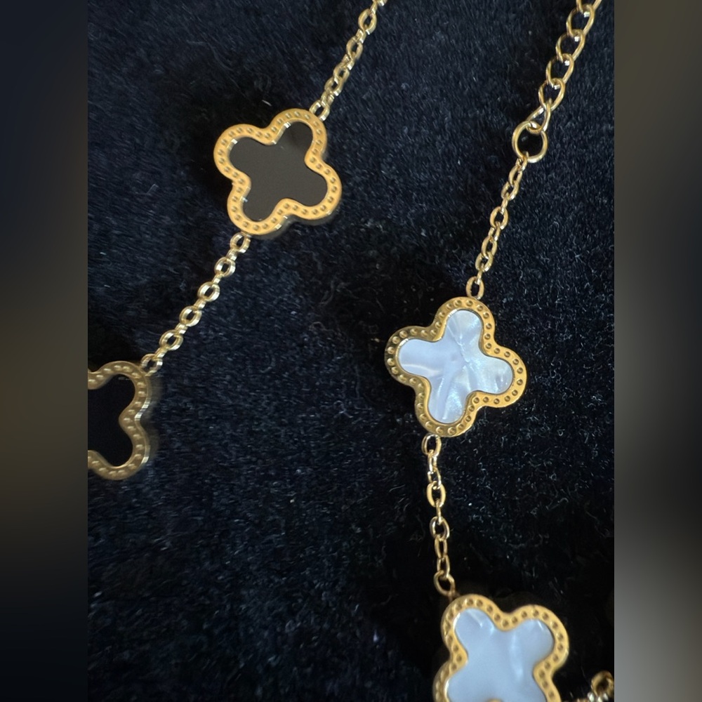 2pcs Elegant Gold and White Stainless Steel Clover Bracelet Set - Picture 6 of 6